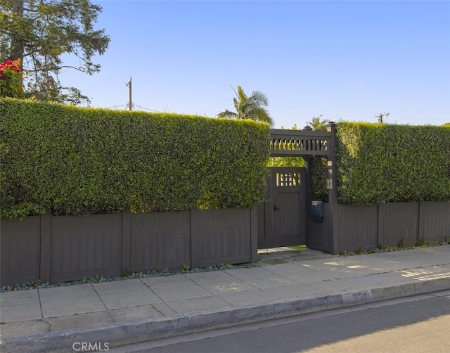 929 Lake St, Venice, CA 90291 - view of gate