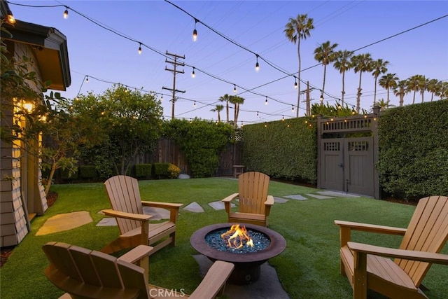 929 Lake St, Venice, CA 90291 - view of yard with an outdoor fire pit