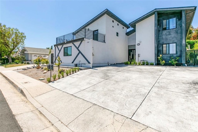 17465 Tuscan Dr, Granada Hills, CA 91344 - contemporary house featuring a balcony and stucco siding