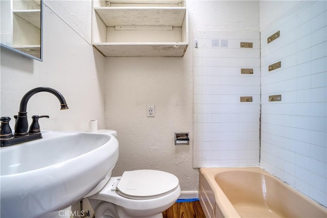 502 Robert Ct, Nipomo, CA 93444 - bathroom featuring a sink, a bathtub, wood finished floors, toilet, and baseboards