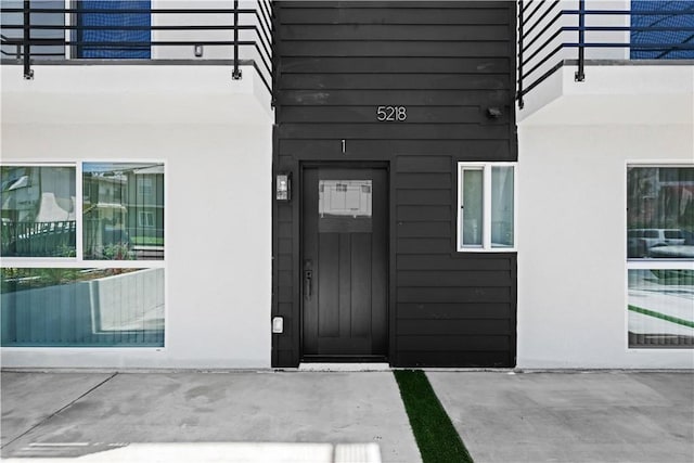 5218 Auckland Ave, Toluca Lake, CA 91601 - property entrance featuring stucco siding and elevator