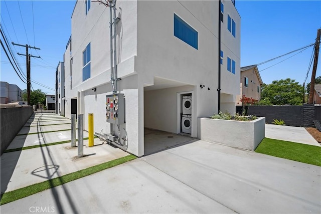 5218 Auckland Ave, Toluca Lake, CA 91601 - view of side of property with estacked washer and dryer and stucco siding