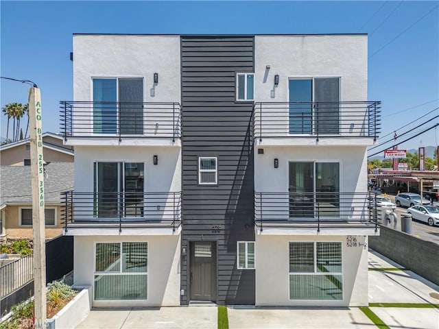 5218 Auckland Ave, Toluca Lake, CA 91601 - rear view of house featuring stucco siding and a balcony