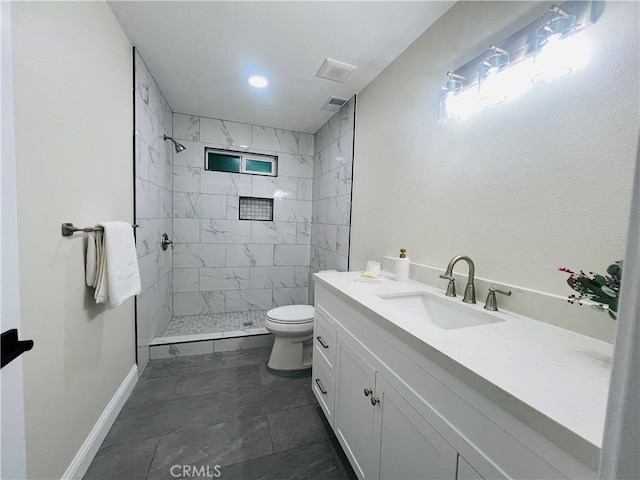 1385 N San Pablo Ave, Fresno, CA 93728 - full bath with toilet, vanity, a tile shower, baseboards, and recessed lighting