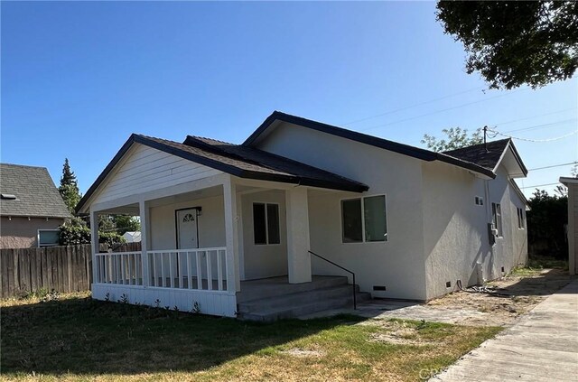1385 N San Pablo Ave, Fresno, CA 93728 - bungalow with a porch, stucco siding, and crawl space