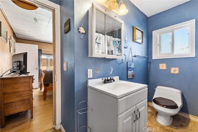 525 S Kern St, Maricopa, CA 93252 - full bath with baseboards, vanity, toilet, and ensuite bath
