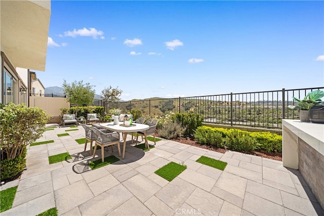 1844 Aliso Canyon Dr, Lake Forest, CA 92610 - fenced backyard featuring a patio and outdoor dining space