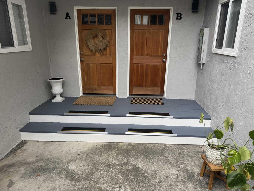 2068 Montgomery Ave, Cardiff By The Sea, CA 92007 - entrance to property featuring stucco siding