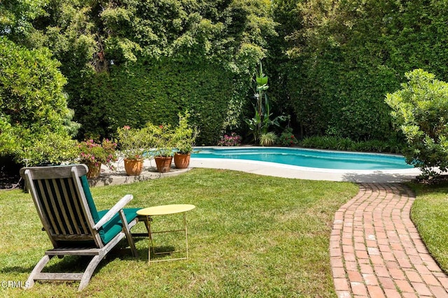 394 S Bonnie Ave, Pasadena, CA 91106 - outdoor pool with a yard