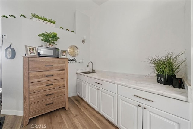 27175 Via Debra, Menifee, CA 92586 - bar area with light wood-style floors, black microwave, a sink, and baseboards