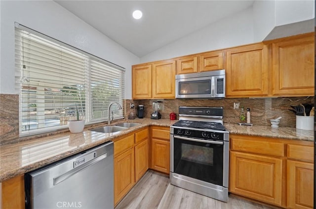 27175 Via Debra, Menifee, CA 92586 - kitchen with appliances with stainless steel finishes, a sink, vaulted ceiling, light wood-style floors, and decorative backsplash
