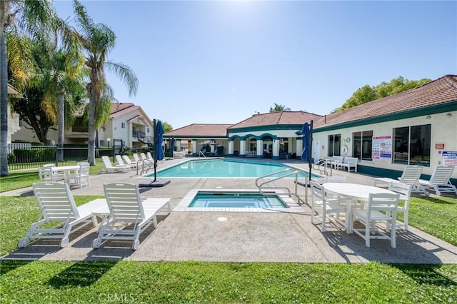 1542 E Alluvial Ave Unit 258, Fresno, CA 93720 - community pool with a community hot tub and a patio