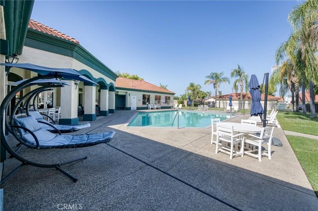 1542 E Alluvial Ave Unit 258, Fresno, CA 93720 - community pool with a patio