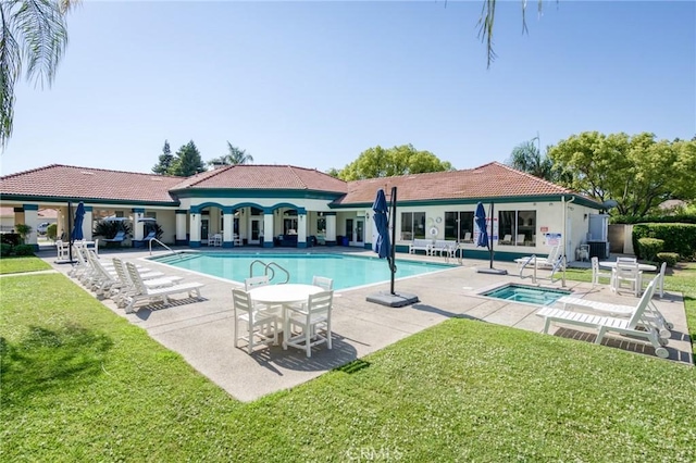 1542 E Alluvial Ave Unit 258, Fresno, CA 93720 - community pool with a yard and a patio area