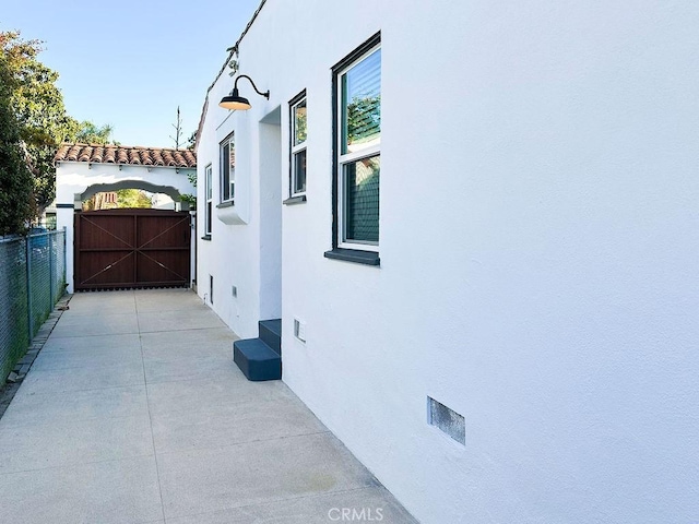 1927 W 84th Pl, Los Angeles, CA 90047 - view of side of home with stucco siding and crawl space