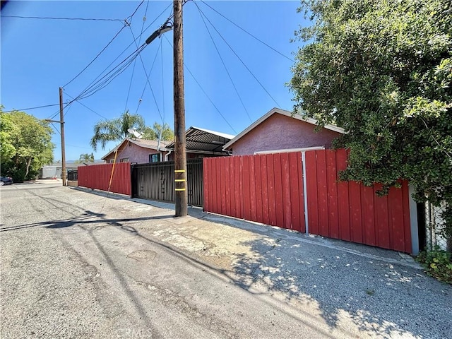 16739 Upland, Fontana, CA 92335 - exterior space