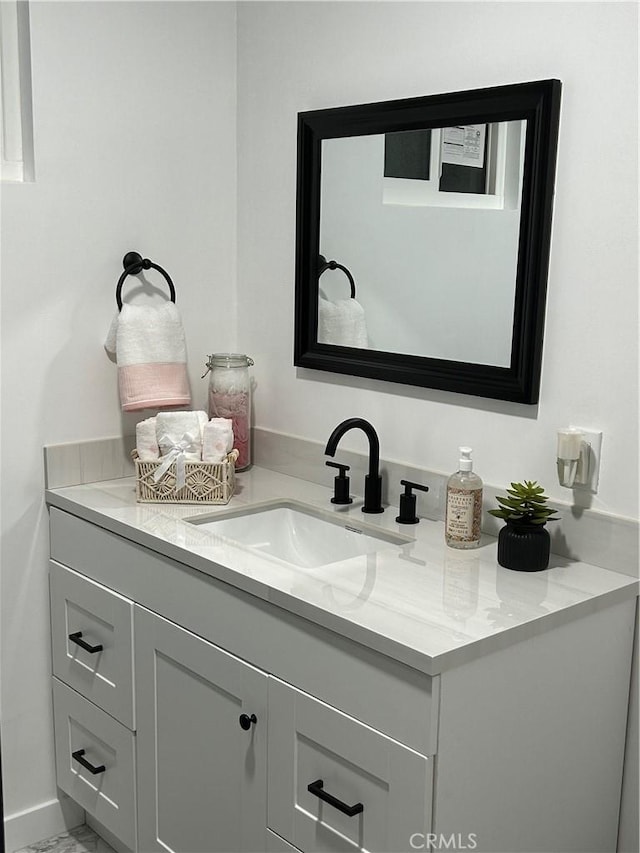 8916 Mettler Ave, Los Angeles, CA 90003 - bathroom featuring vanity