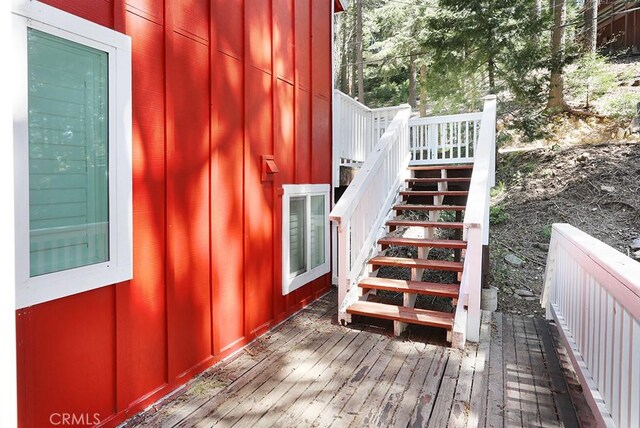 531 W Victoria Ct, Lake Arrowhead, CA 92352 - wooden terrace featuring stairway