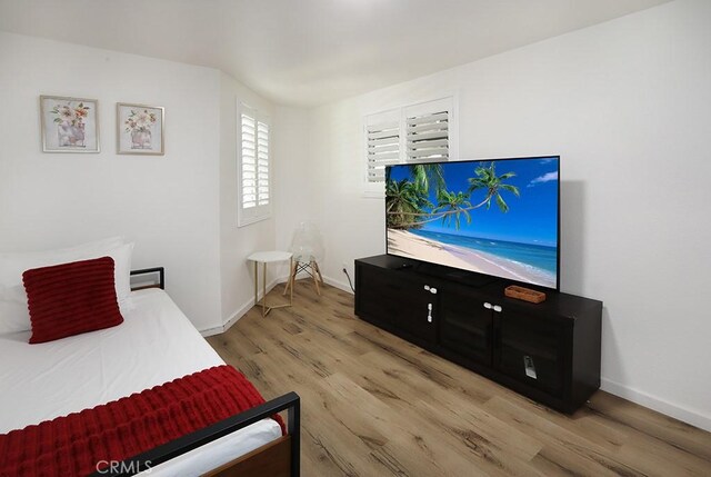 531 W Victoria Ct, Lake Arrowhead, CA 92352 - bedroom featuring light wood-type flooring and baseboards