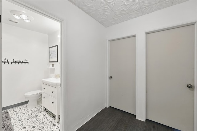 8121 Canby Ave Unit 4, Reseda, CA 91335 - bathroom with vanity, toilet, an ornate ceiling, and baseboards