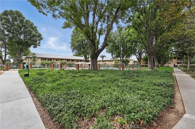 8121 Canby Ave Unit 4, Reseda, CA 91335 - view of community
