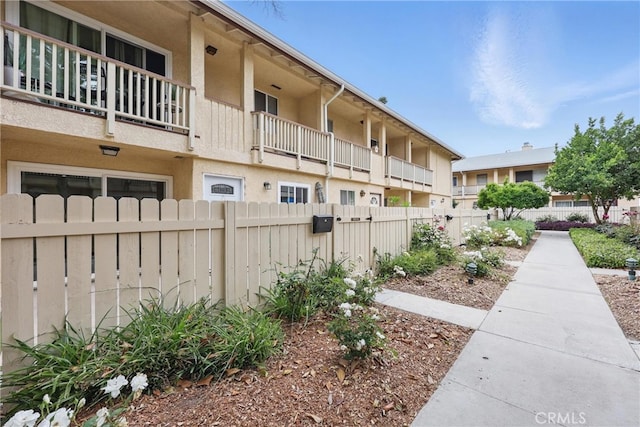 8121 Canby Ave Unit 4, Reseda, CA 91335 - view of home's community