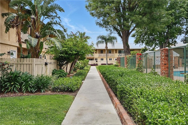 8121 Canby Ave Unit 4, Reseda, CA 91335 - view of property's community