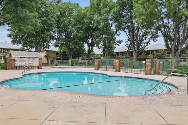 8121 Canby Ave Unit 4, Reseda, CA 91335 - view of community pool