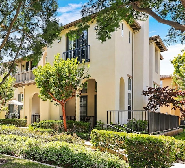 36 Chula Vis Unit 109, Irvine, CA 92602 - mediterranean / spanish-style home with stucco siding and a balcony