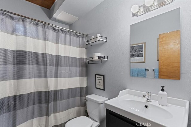 42646 Constellation Dr, Big Bear Lake, CA 92315 - full bath featuring toilet, a textured wall, vanity, and a shower with curtain