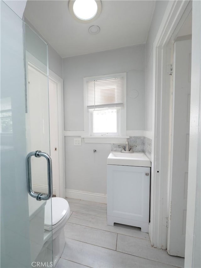1541 N Stanley Ave, Los Angeles, CA 90046 - bathroom with toilet, vanity, and baseboards