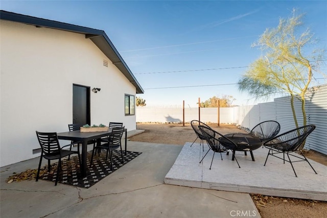 60468 Latham Trl, Joshua Tree, CA 92252 - fenced backyard with an outdoor fire pit, a patio area, and outdoor dining area
