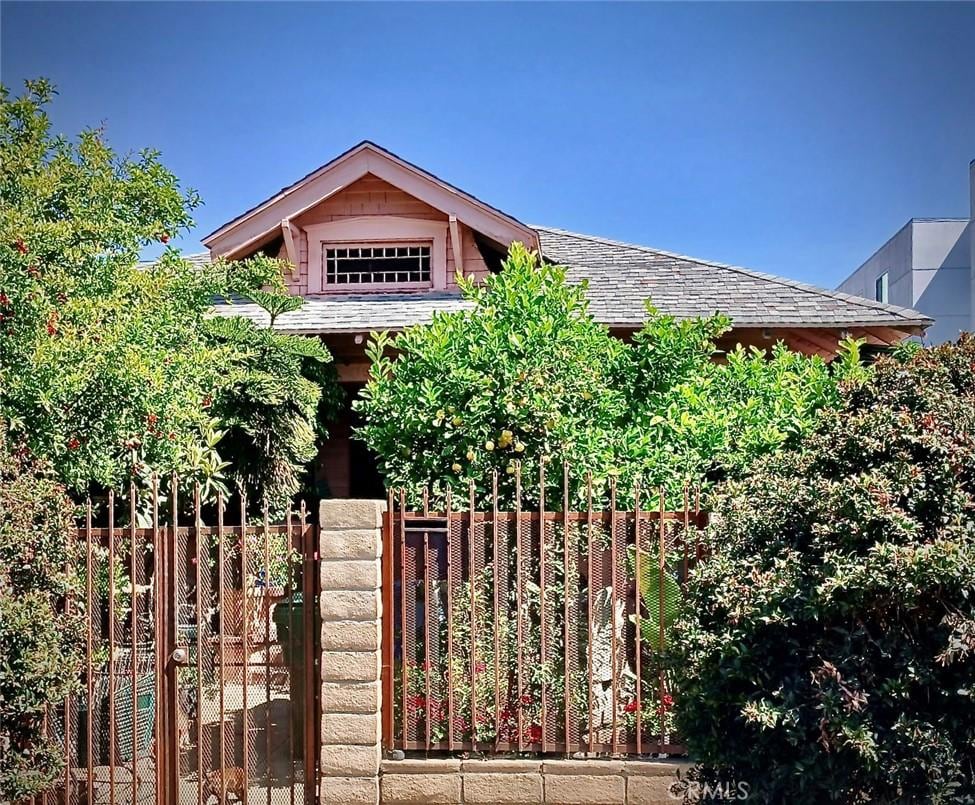 1605 W 35th St, Los Angeles, CA 90018 - view of front of home featuring a shingled roof