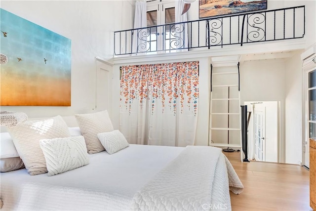 802 Rembrandt Dr, Laguna Beach, CA 92651 - bedroom with wood finished floors and a towering ceiling