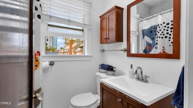 128 Lime Ave Unit 14, Long Beach, CA 90802 - full bathroom with vanity, toilet, and a shower with shower curtain