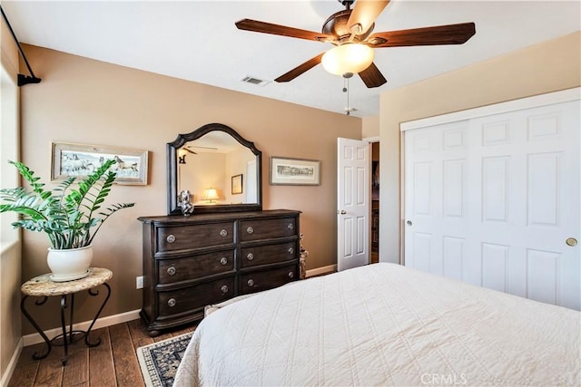 57490 Redondo St, Yucca Valley, CA 92284 - bedroom featuring baseboards, wood-type flooring, a closet, and a ceiling fan
