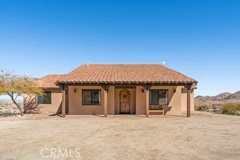 62398 Cope Ln, Joshua Tree, CA 92252 - view of front of property featuring a tiled roof, stucco siding, and a mountain view