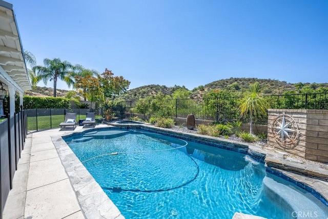 22206 Claibourne Ln, Saugus, CA 91350 - view of swimming pool with an in-ground hot tub, a fenced backyard, and a mountain view
