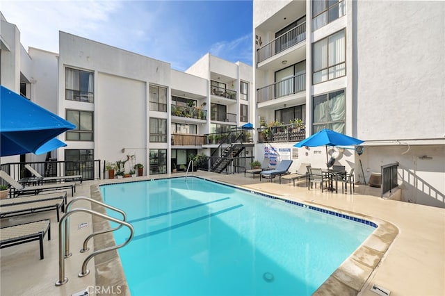 906 N Doheny Dr Unit 318, West Hollywood, CA 90069 - view of community pool