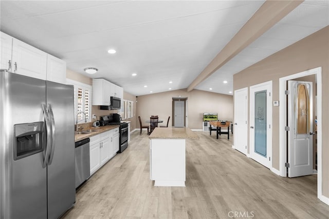 24472 Cornstalk Rd, Wildomar, CA 92595 - kitchen with stainless steel appliances, a sink, light wood-type flooring, a kitchen island, and recessed lighting