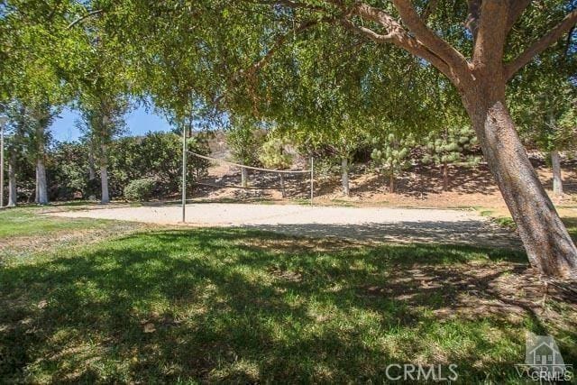 5805 Oak Bend Ln Unit 407, Oak Park, CA 91377 - surrounding community featuring volleyball court and a lawn