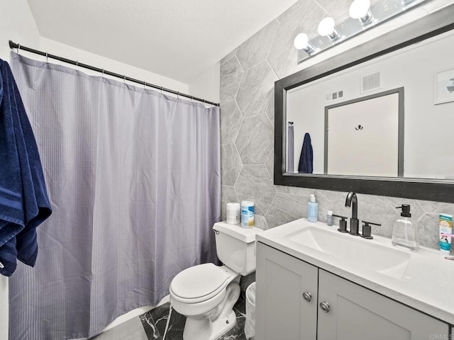 1465 E Lexington Ave Unit 11C, El Cajon, CA 92019 - bathroom featuring tile walls, toilet, vanity, curtained shower, and backsplash
