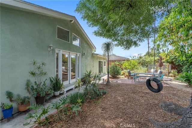 8521 Ranchito Ave, Panorama City, CA 91402 - view of yard featuring a patio