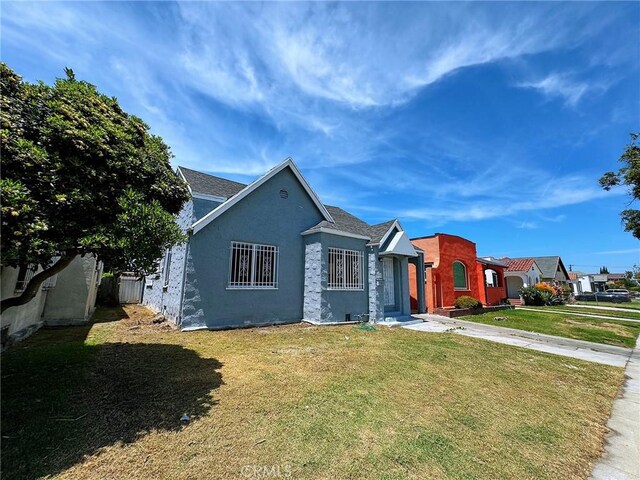 6121 S Wilton Pl, Los Angeles, CA 90047 - view of front facade with stucco siding