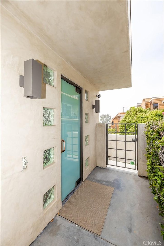 151 Cedar Way, Laguna Beach, CA 92651 - entrance to property with stucco siding and a gate