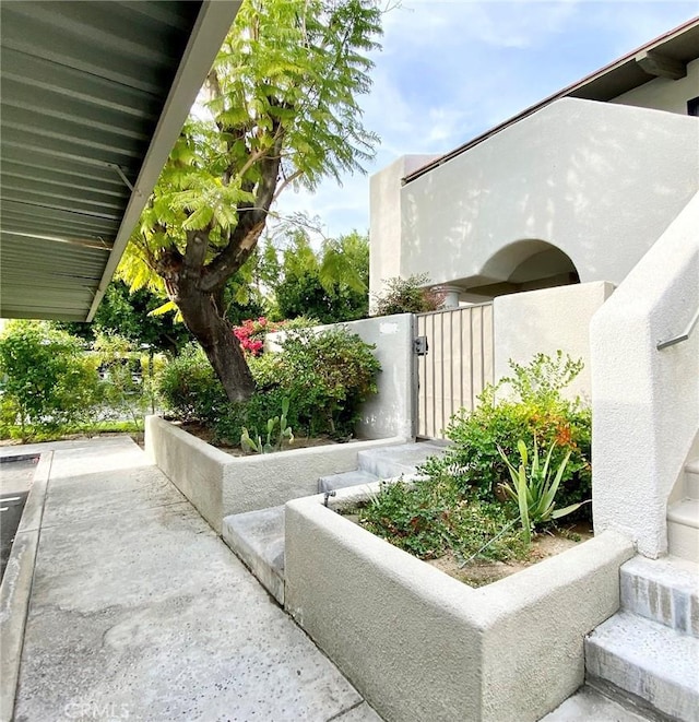 353 N Hermosa Dr Unit 7C1, Palm Springs, CA 92262 - view of patio / terrace featuring a gate