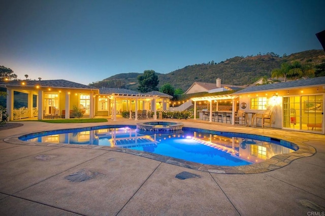 2507 Walinca Way, Vista, CA 92084 - view of pool featuring a patio, a pool with connected hot tub, and a mountain view