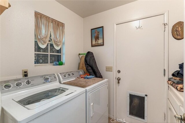 1290 3rd, Calimesa, CA 92320 - laundry area with washing machine and clothes dryer