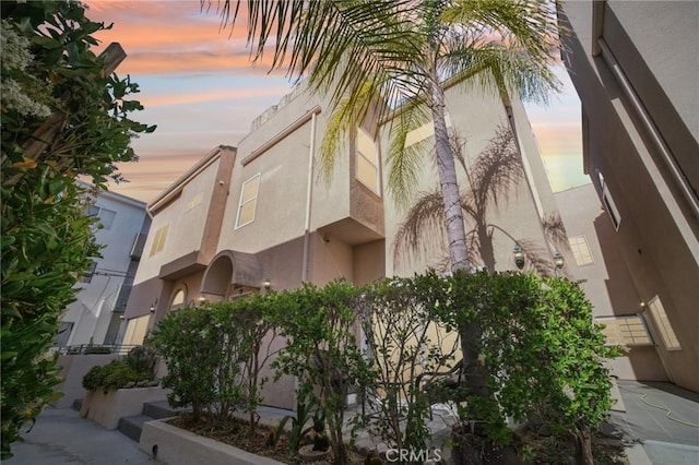 10659 Bloomfield St, Toluca Lake, CA 91602 - view of property at dusk