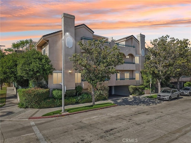 10659 Bloomfield St, Toluca Lake, CA 91602 - view of property at dusk